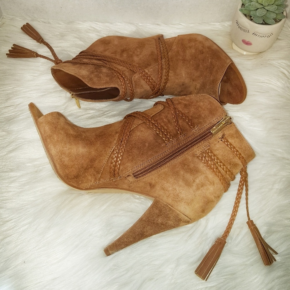 Vince Camuto Astan Ankle Bootie-Size 9